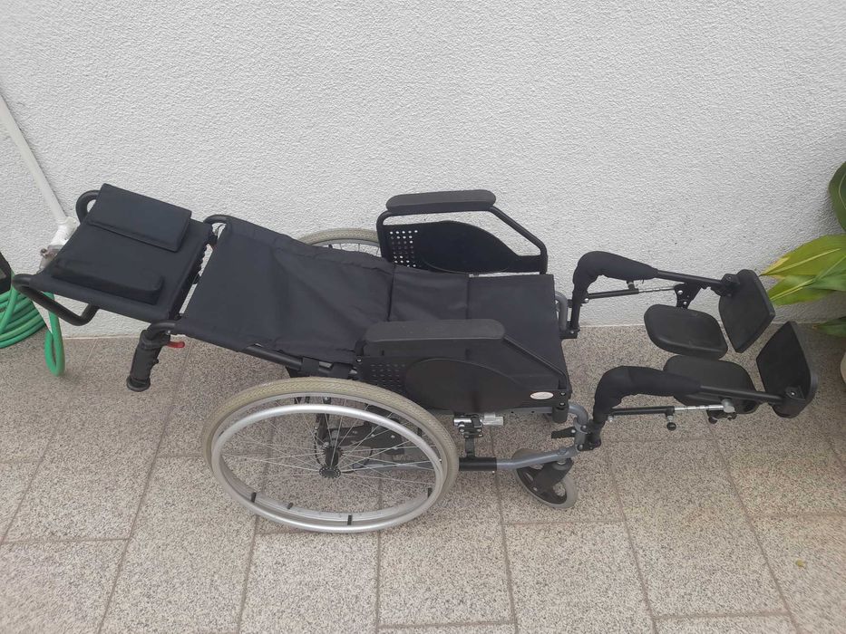 Cadeira de rodas com encosto reclinável