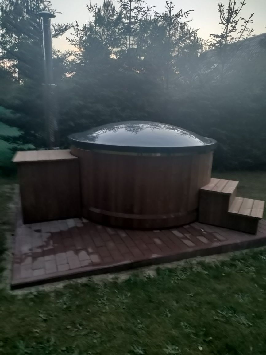 Domek z balią jacuzzi nad jeziorem wolne terminy