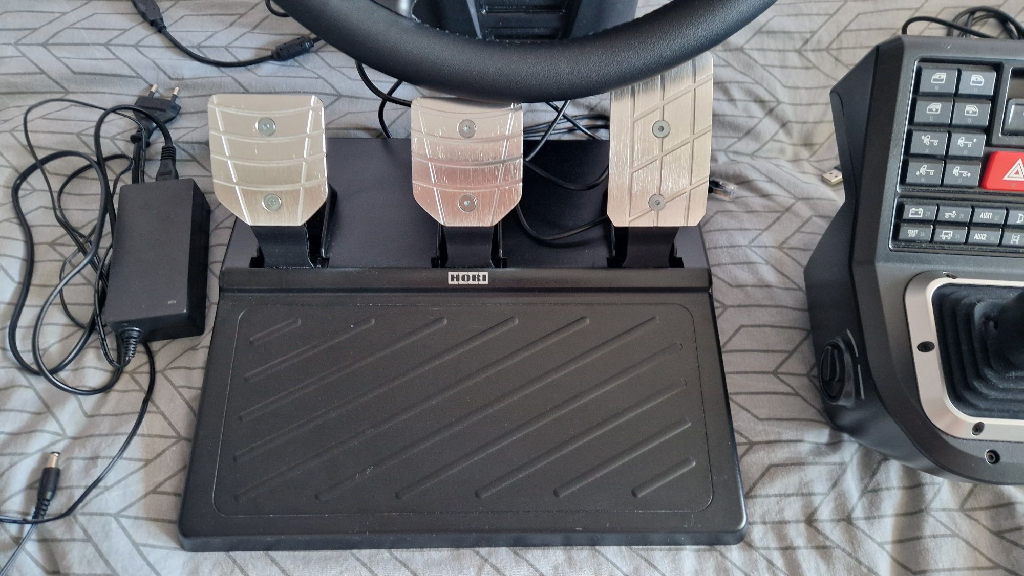 Kierownica Hori Force Feedback Truck Control System HPC-044E z pedałam