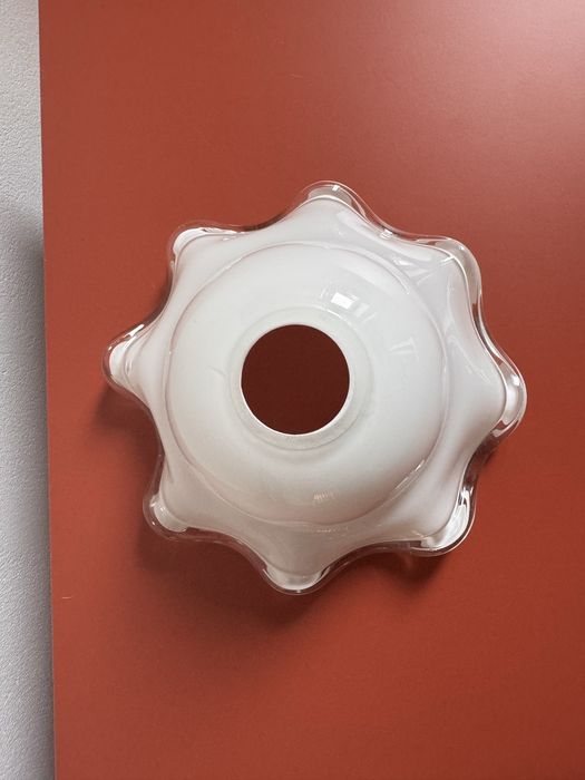 Szklany klosz vintage – falowany, mleczne szkło z bezbarwną krawędzią