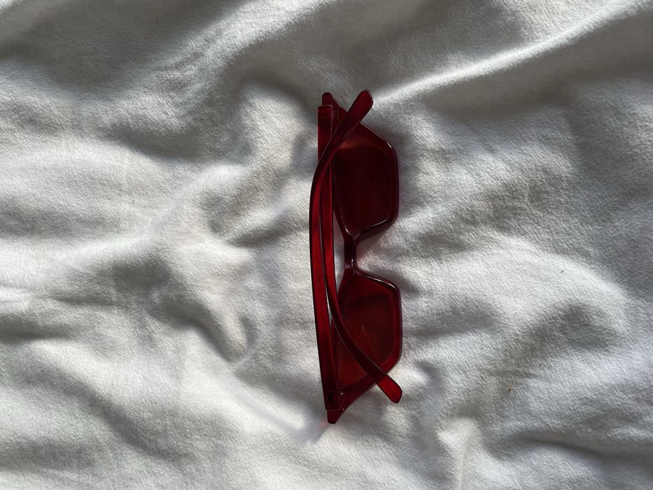 Czerwone okulary takie jak z teledysku sanah „solo" marki sinsay