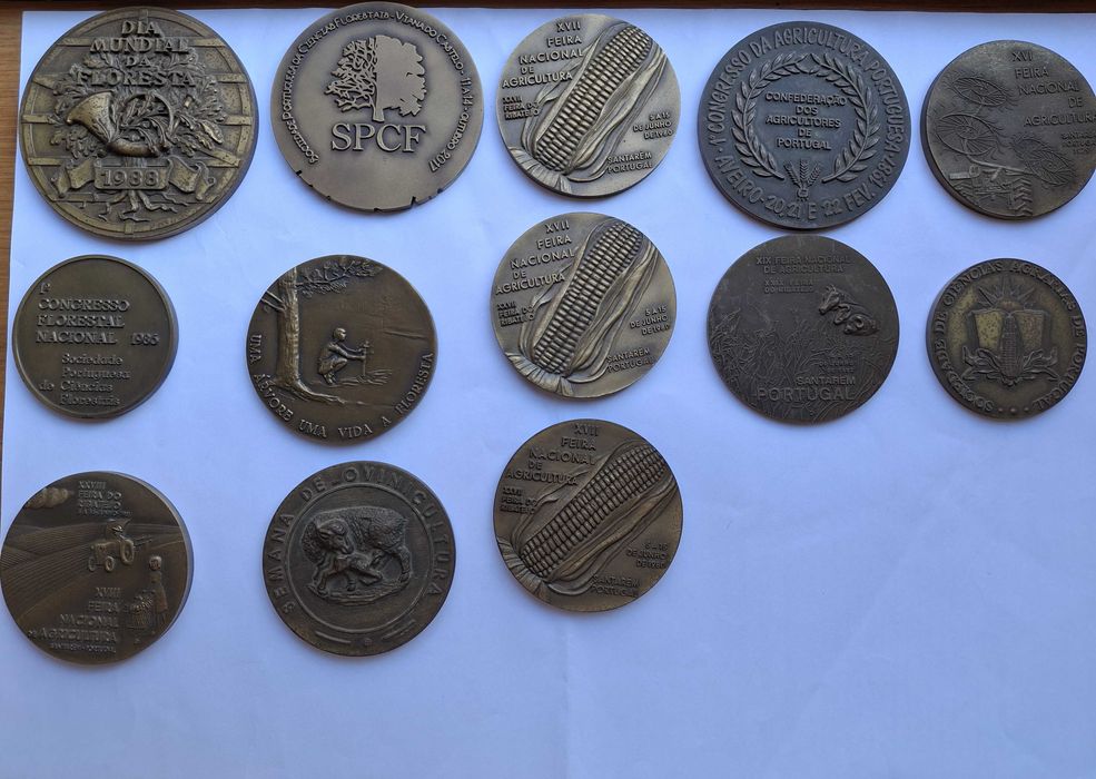 Colecção de 44 medalhas de bronze, pins, alfinetes, etc