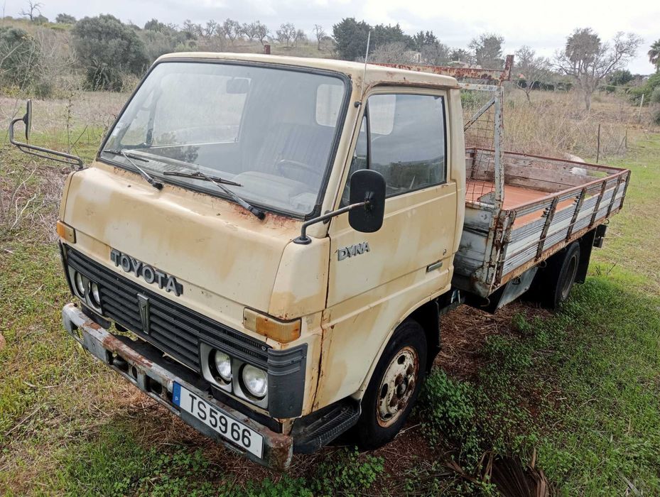 Toyota Dyna caixa longa