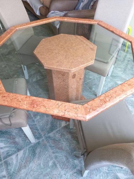 Mesa de jantar em mármore e vidro