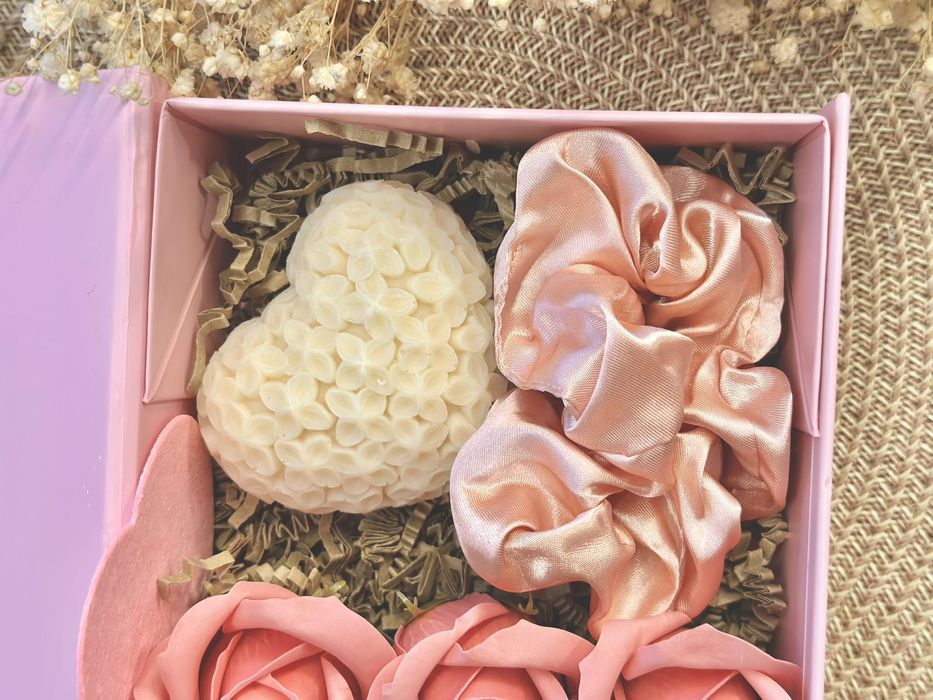 Relax Box z mydełkiem w kształcie serca i różami mydlanymi