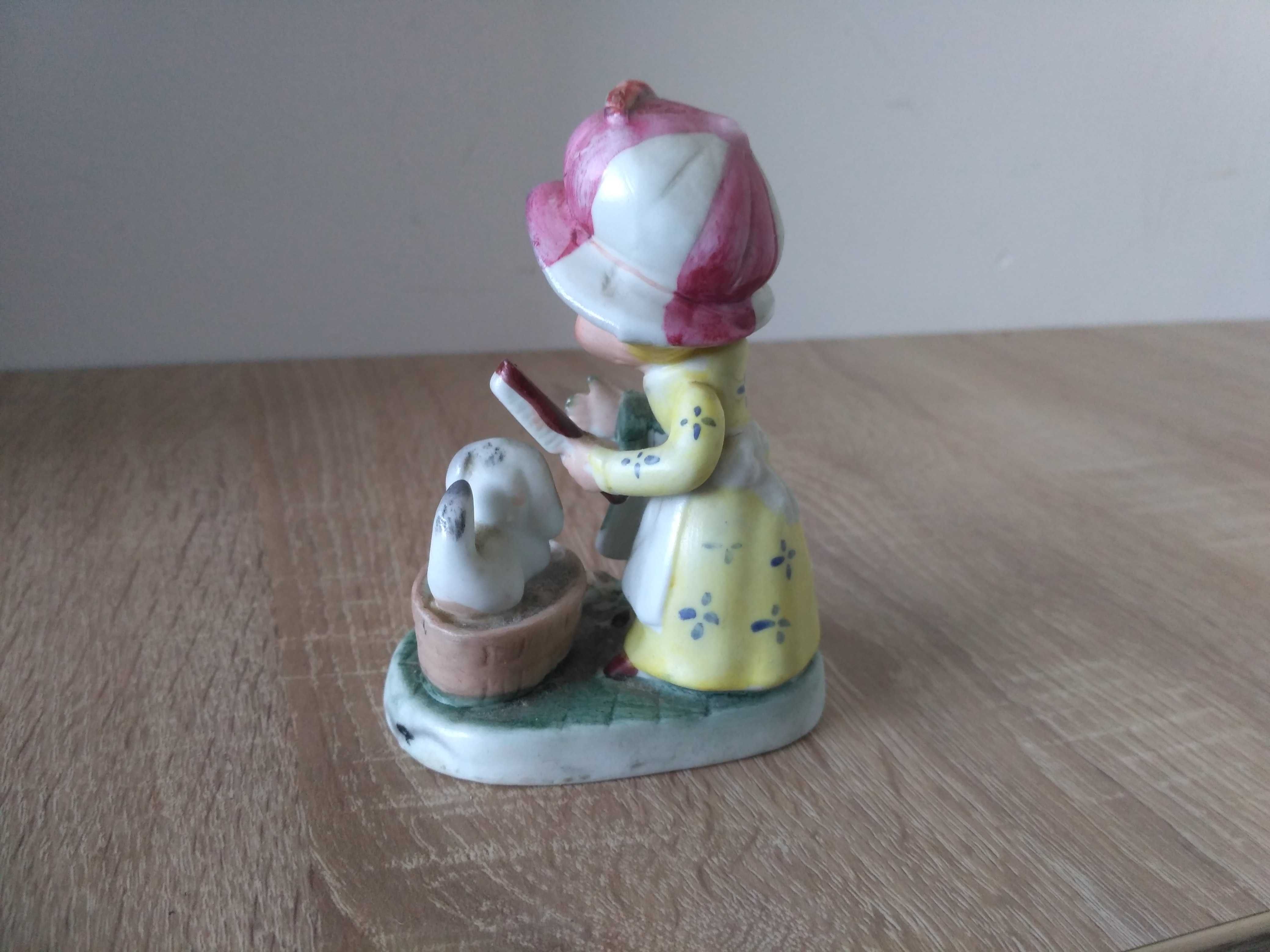 Dziewczyna z Dużymi Kapeluszami i psem figurka ceramiczna