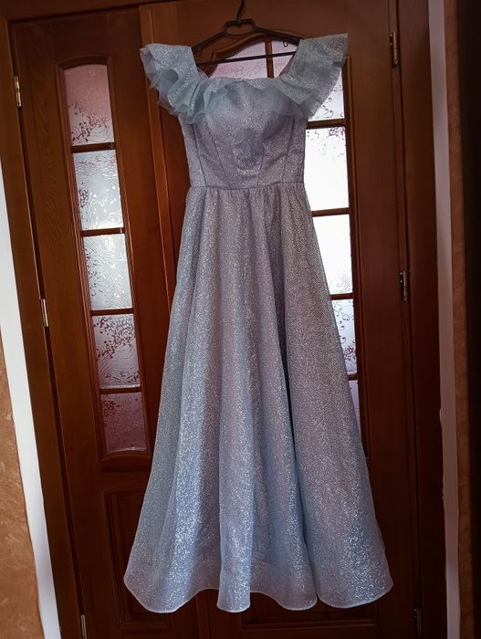 Продам випускну сукню.  Одягнене було один раз. Стан ідеальний.