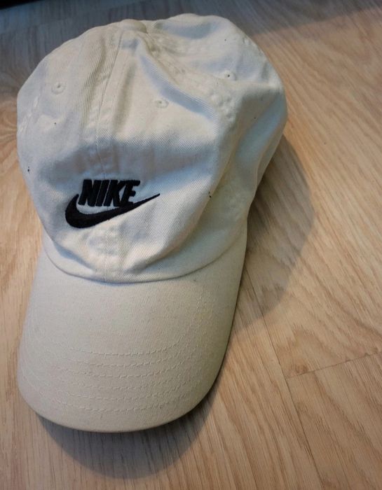 Biała czapka z daszkiem Nike