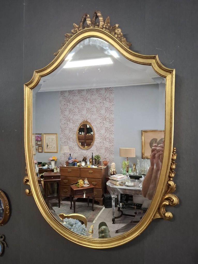 Espelho Vintage com Moldura Dourada
OrnamentalEspelho Vintage com Mold