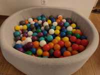 Piscina de bolas com cerca de 400 bolas