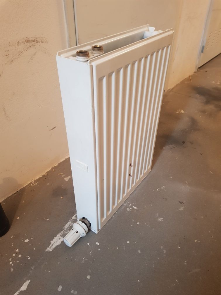 Grzejnik stalowy bez termostatu. Grzejnik.