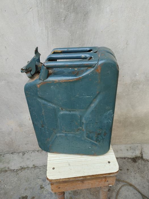 Продам каністру на 20 літрів