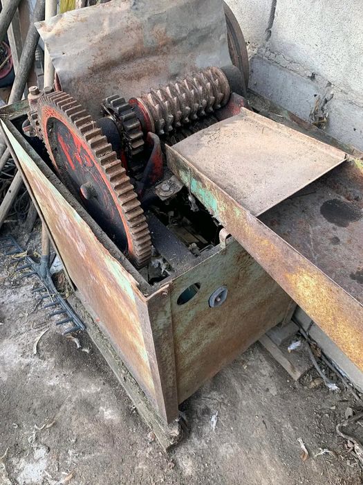 Сікарня корму для корів, в робочому стані