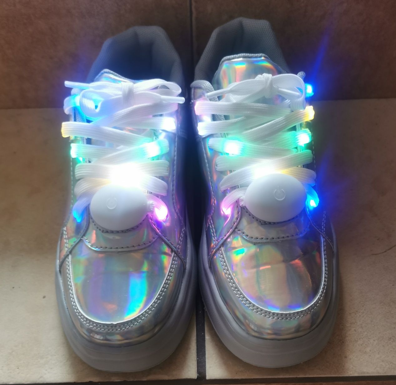 Sneakersy holograficzne z sznurowkami LED