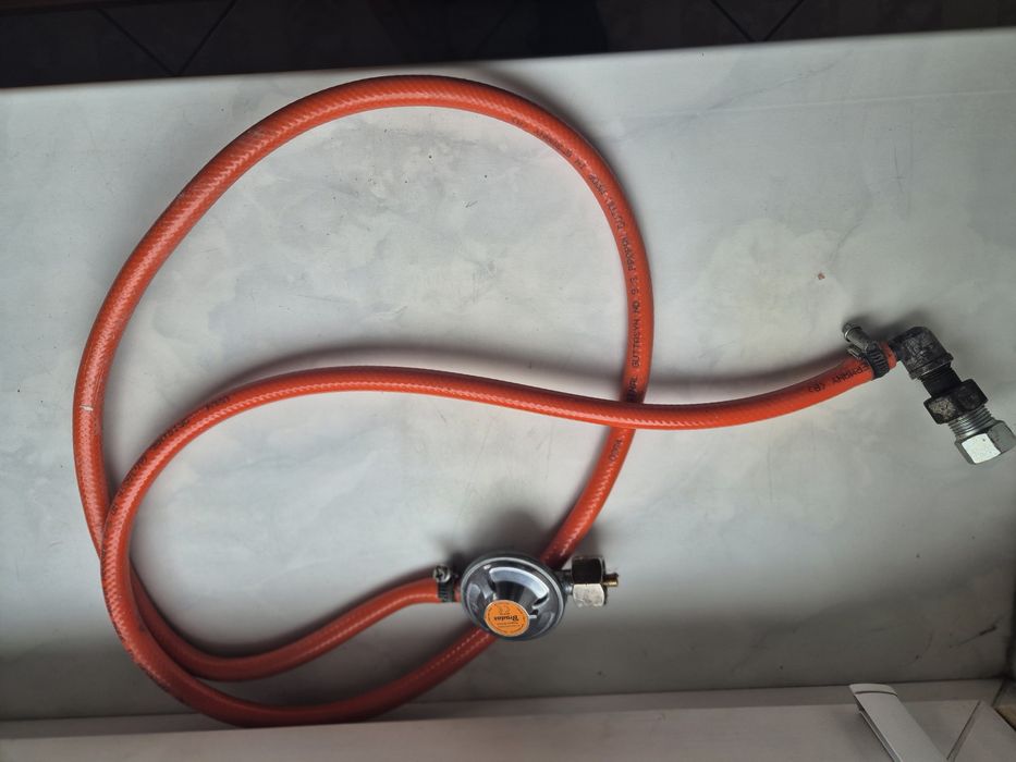 Wąż do gazu z kolankiem i reduktorem