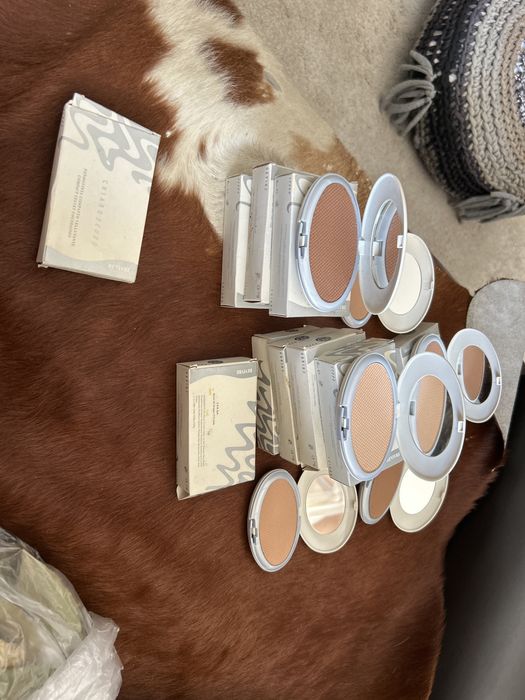 Vendo pack de bases compacta de varios tons . Marca revivre cosmética