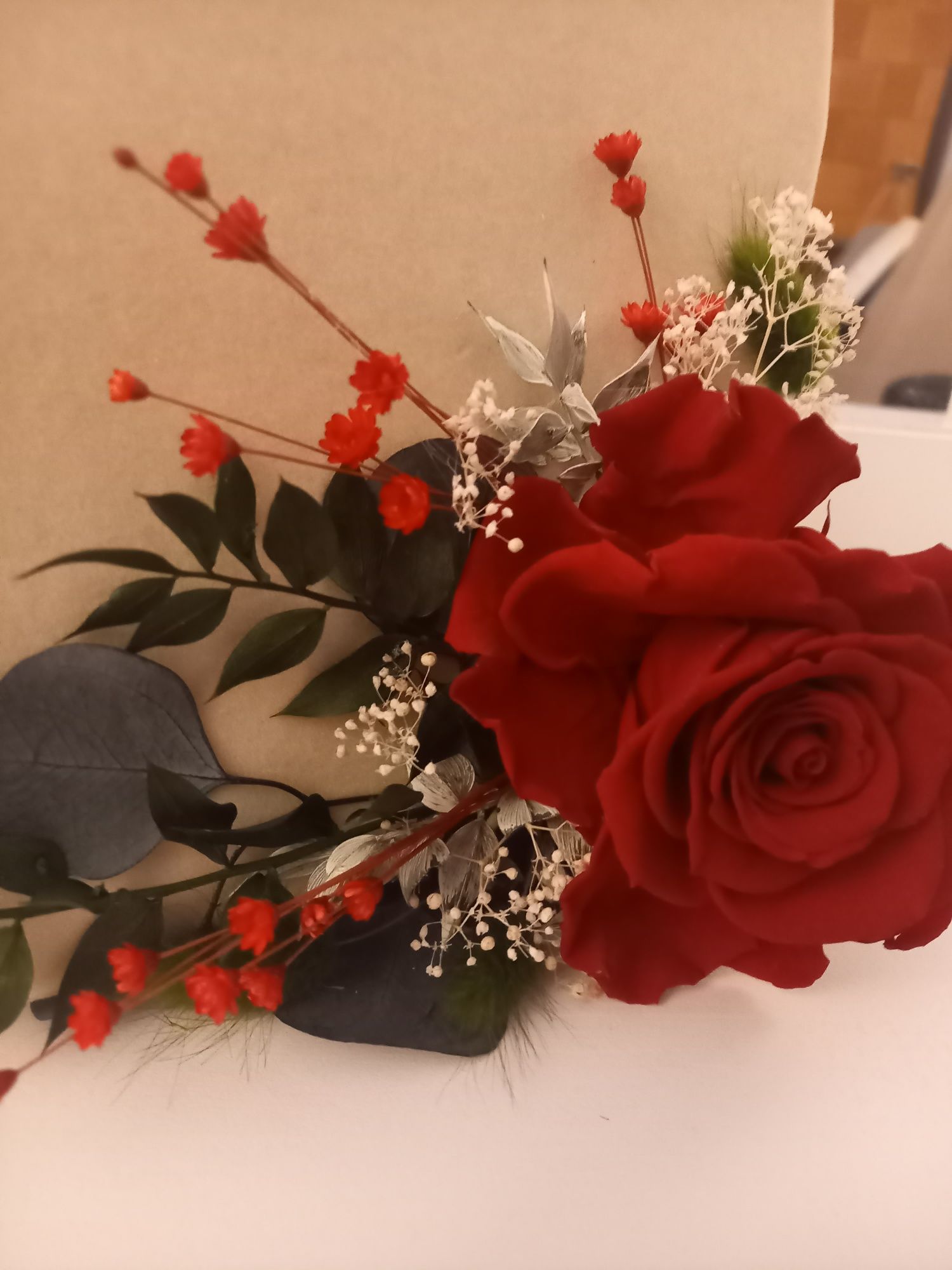 Pudełko welurowe na prezent lub drobiazgi z dekoracją z wieczną różą.