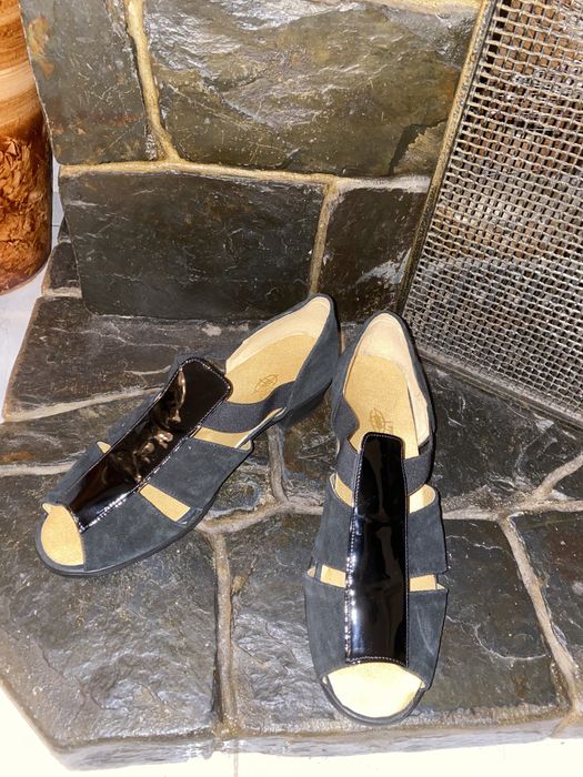 Sapatos abertos pretos