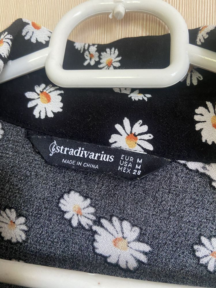 Czarna koszula w stokrotki Stradivarius