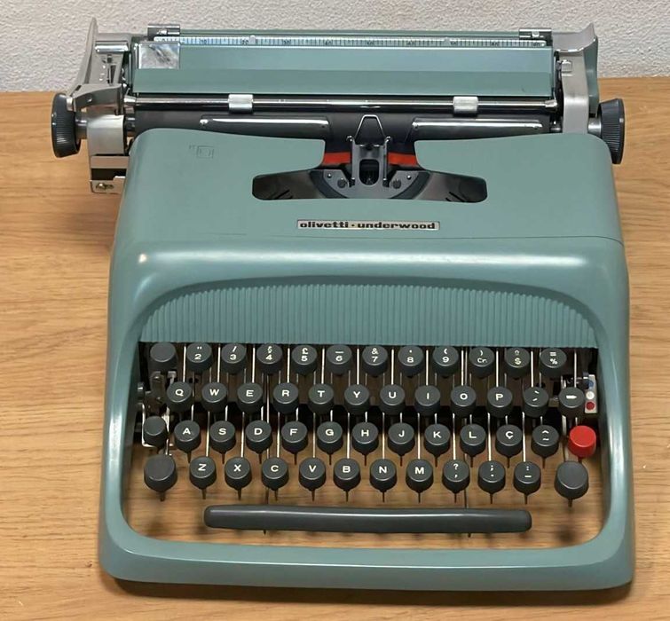 Máquina de escrever Olivetti,  com mala de mão