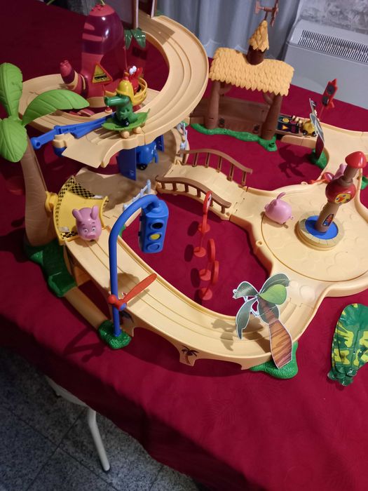 binquedo pista  sobre roda