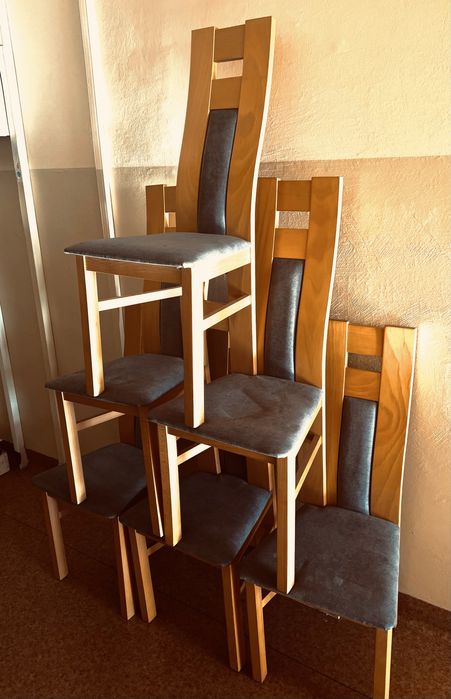 Komplet krzeseł używane bardzo sporadycznie co widac.