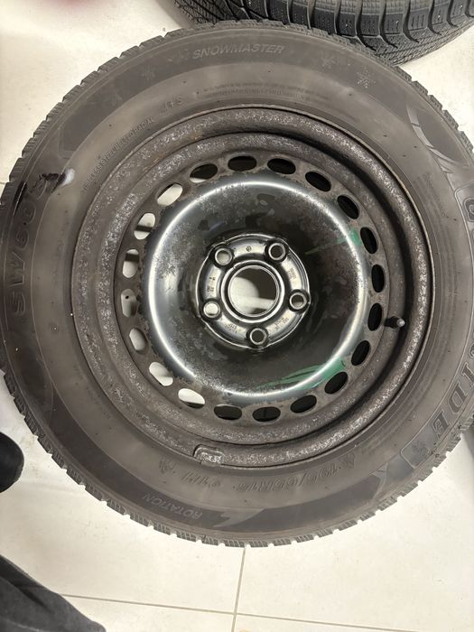 Komplet kół zimowych z orginalnymi koupakami audi