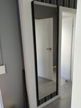 Lustro w metalowej ramie