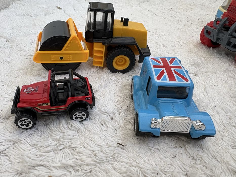Машинки іграшкові, трамвай, поліцейська машина і тп