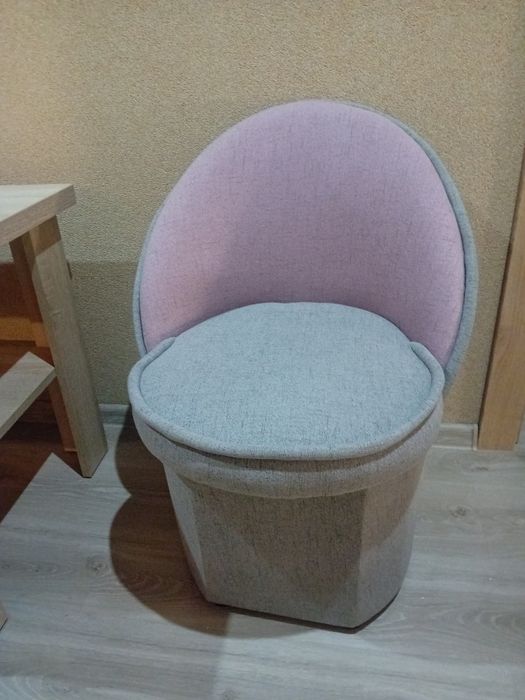 Stolik z dwiema pufami
