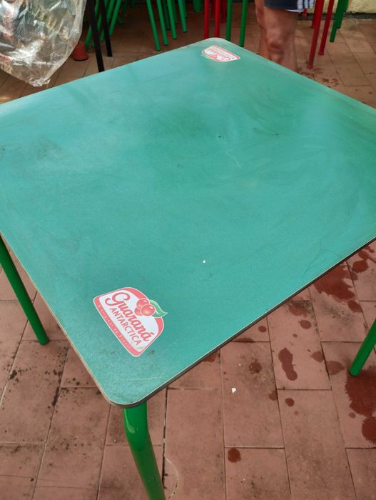 Mesa e duas cadeiras para jardim