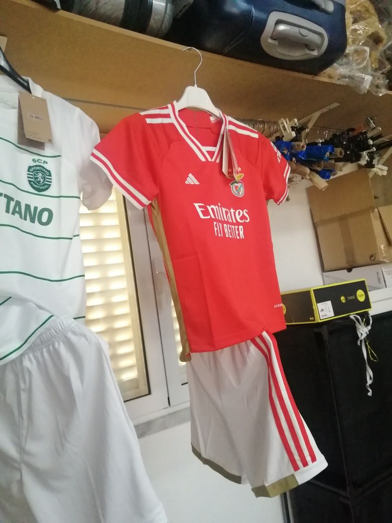 Equipamento dos clubes do Benfica e Sporting de criança