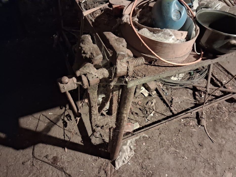 2 Mesas de trabalho com torno