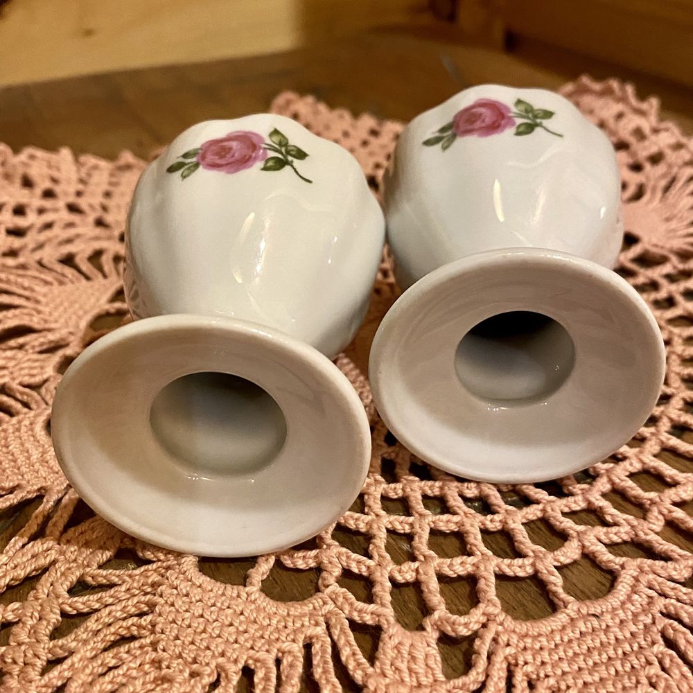 Dwa eleganckie porcelanowe jajeczniki
