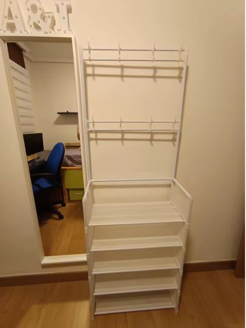 Wieszak stojący do przedpokoju biały