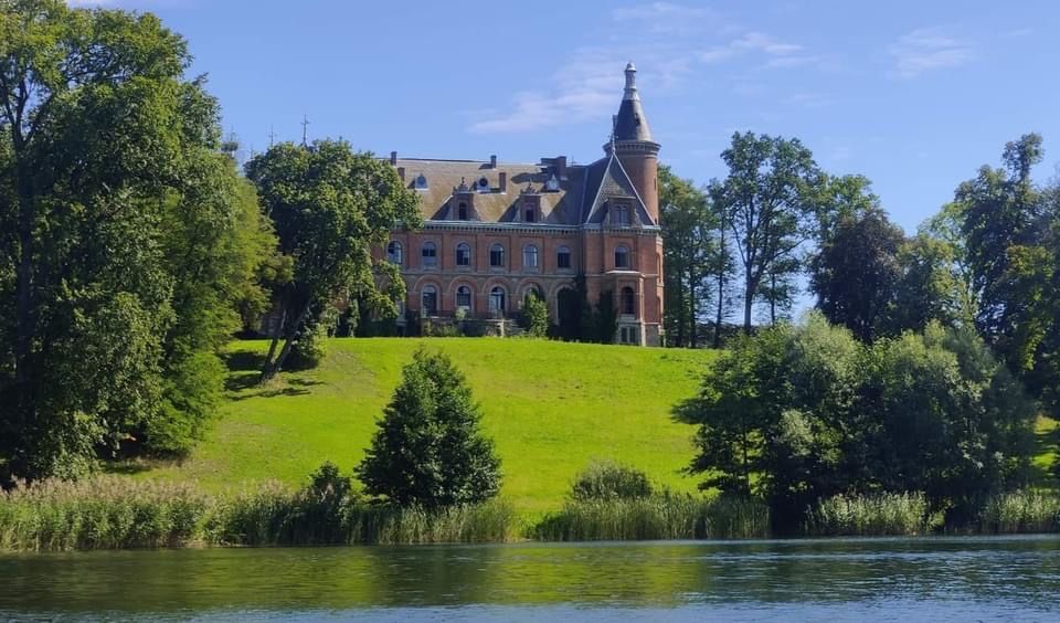 Dom całorczny nad jeziorem w Jaromierzu z jakuzzi i sauną
