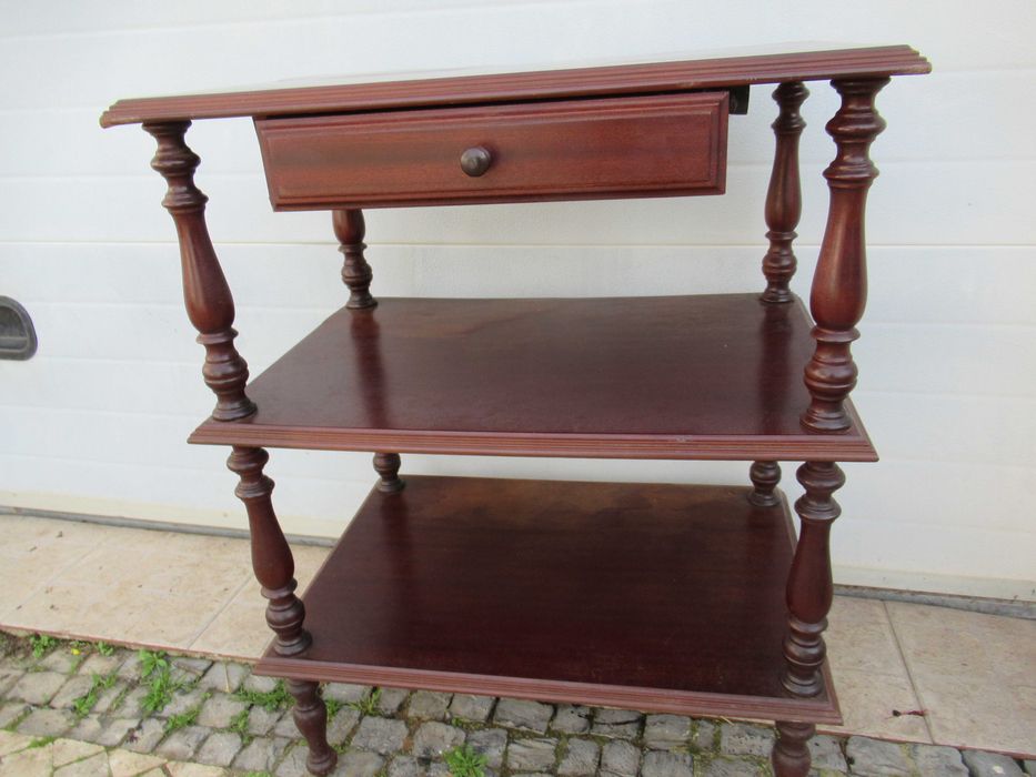 Mesa de Apoio, telefone ou TV em mogno