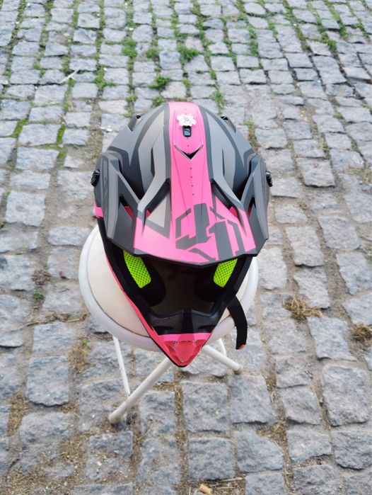 Capacete novo com estilo e seguranca