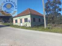 Moradia térrea T3, com logradouro. Bem localizada.