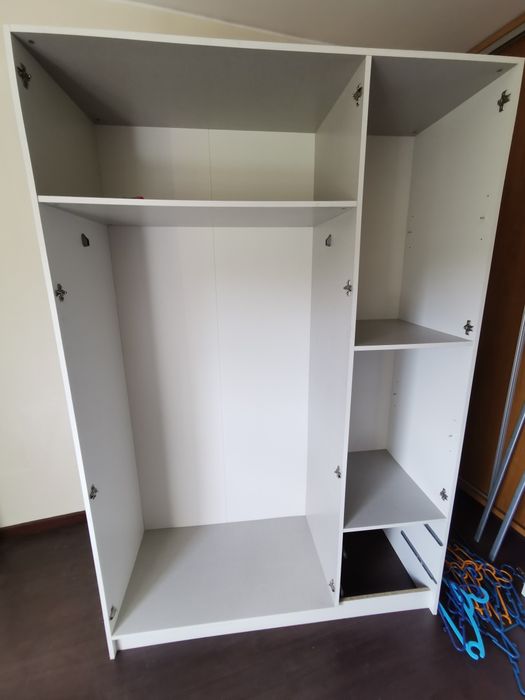 Montagem de móveis e equipamentos.