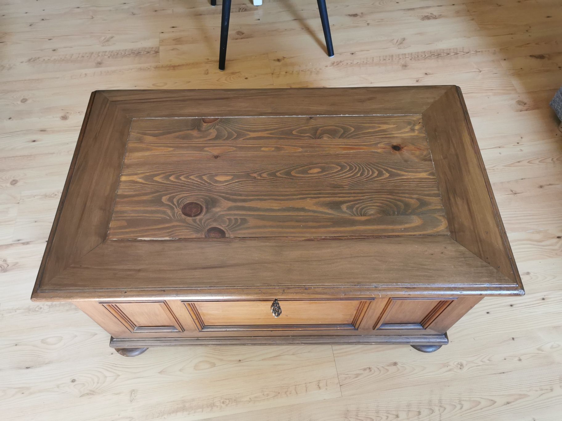 Kufer drewniany (stolik kawowy lub siedzisko)