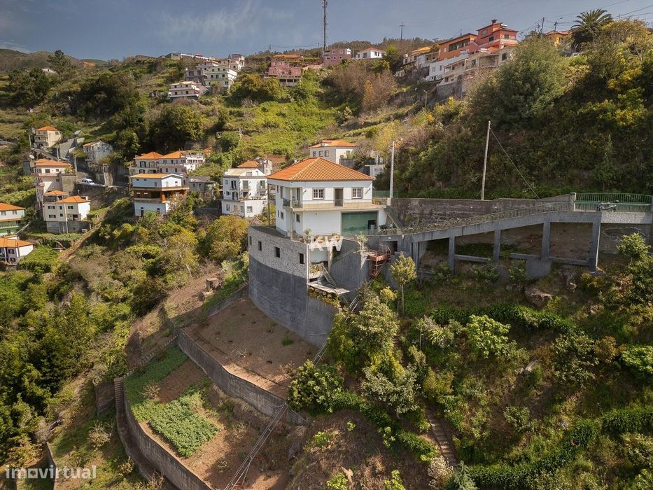 Prédio Isolado em Câmara de lobos