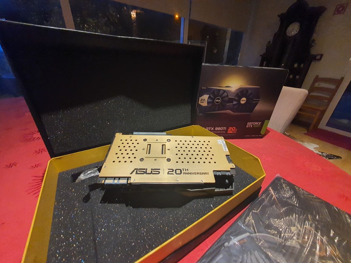 Gráfica GTX 980 Ti 20⁰ aniversário Asus - Gold Edition
