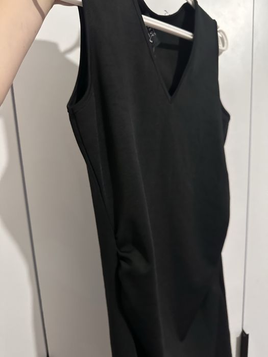 Сукня візуально робить стрункіше