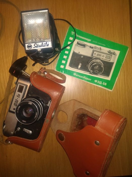 Aparat fotograficzny z lampą błyskową