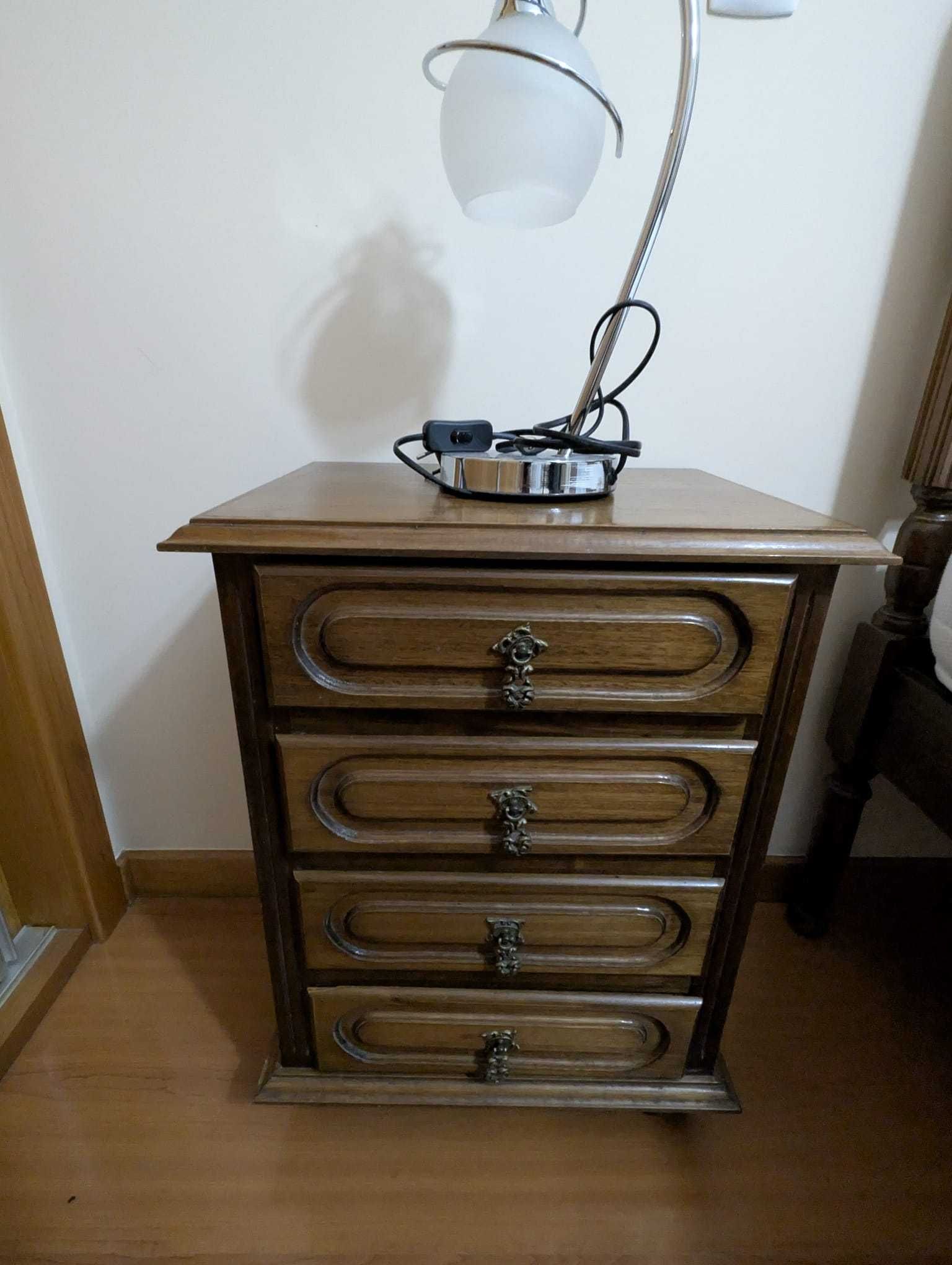 Mobília de quarto usada.