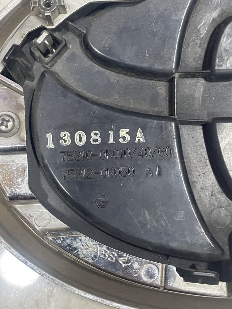 Продам значок емблему Toyota Hilux оригінал 75312-0K050