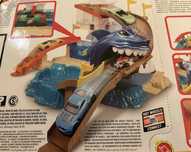 Hot Wheels - tor wyścigowy z rekinem