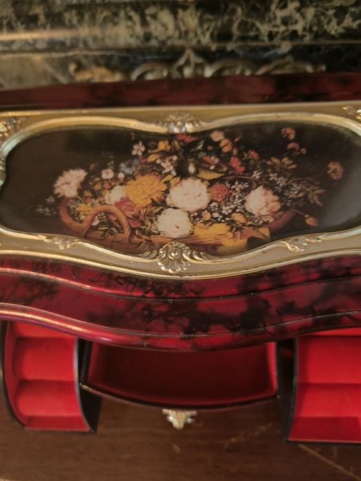 Guarda jóias novo com música e bailarina