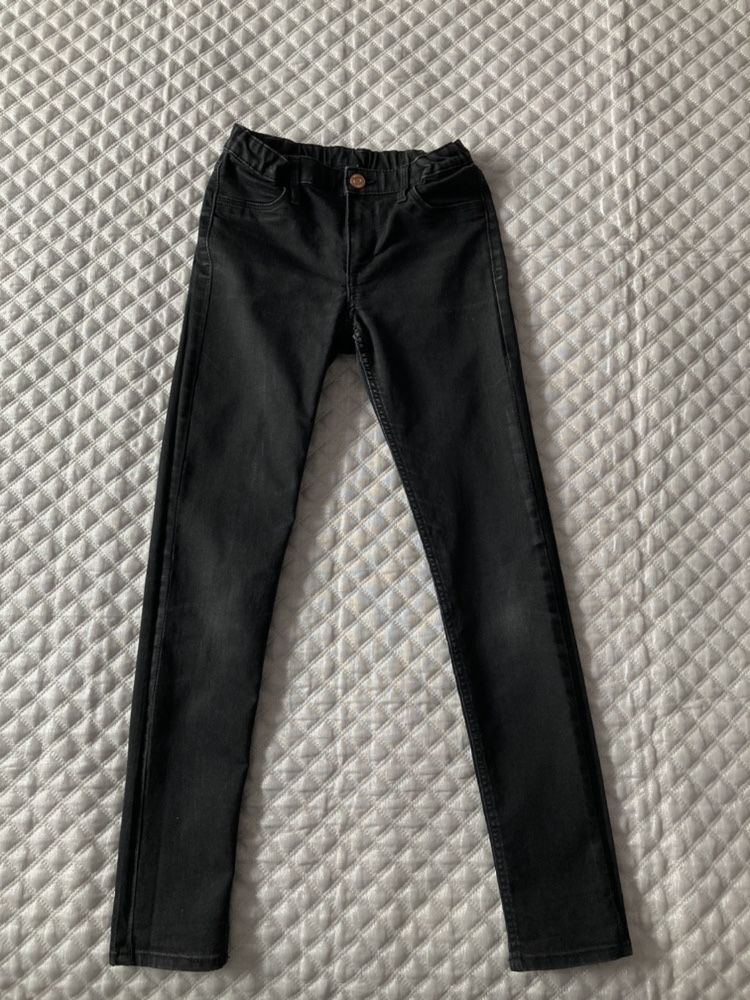 Czarne spodnie jeansy rurki H&M w rozmiarze 146